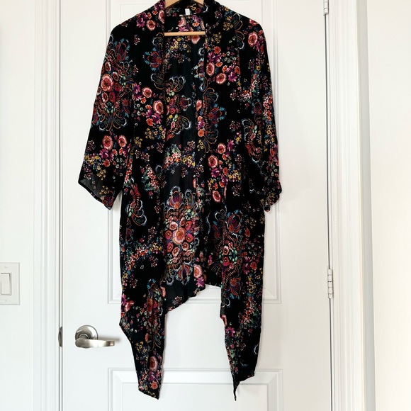 Patrons of peace black floral kimono, fits many sizes - Picture 2 of 7